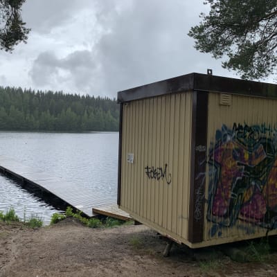 Köhniönjärven avantouintikoppi ja uimarannalla oleva pitkä laituri.