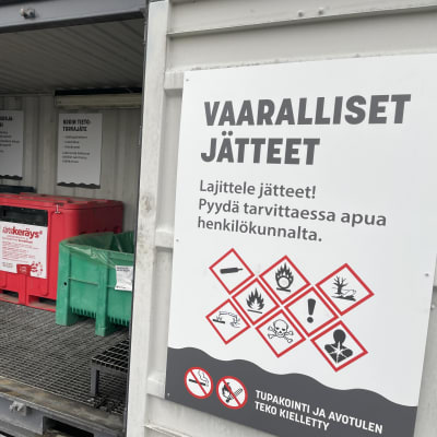 Vaarallisten jätteiden vastaanottopiste Kuopion Heinälamminrinteen jäteasemalla.