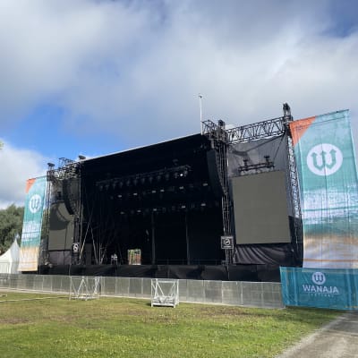Wanaja-festivaalien tyhjä lava Hämeenlinnan Linnapuistossa 7.7.2023.
