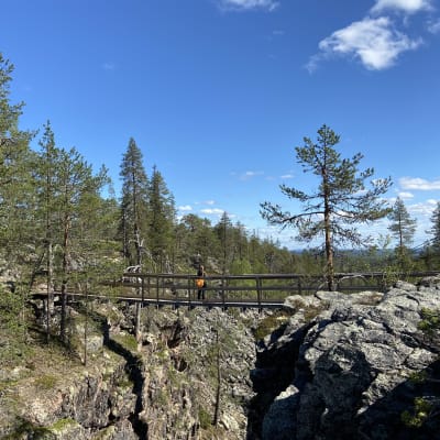 Silta syvän kurun yli, Pirunkuru Savukoskella.