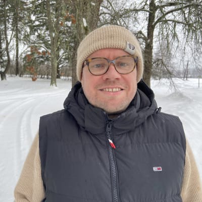 Luonnonperintösäätiön toiminnanjohtaja Pepe Forsberg lumisessa maisemassa Lammilla Hämeenlinnassa.