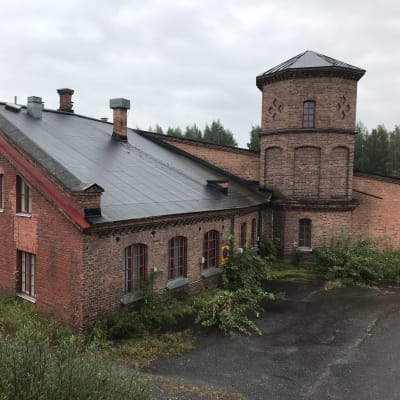 Mikkelin veturitallien vanhin osa vesitorneineen.