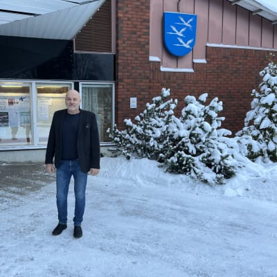 Äänekosken kaupunginjjohtaja Matti Tuononen kaupungintalon edustalla.