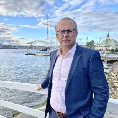 Jarkko Eloranta med Helsingfors silhusett mot havet i bakgrunden 