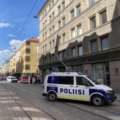 Poliisi valvoo onnettomuuspaikkaa Fredrikinkadulla, missä sattui kaasuräjähdys. Kuvassa poliisin auto autotiellä tapahtumapaikan vieressä.