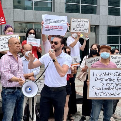 Republikanen Stefano Forte (vit pikeskjorta) talar i demonstration för hyresvärdarnas rättigheter i New York.