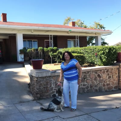 Ana Cory utanför sitt hus i Nogales i Arizona.