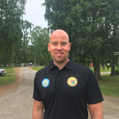 Parkchef Tuomas Luukkonen ute i grönskan vid Top Camping i Vasa.