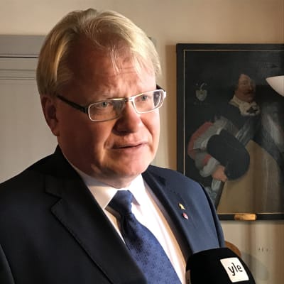 Porträtt på Sveriges försvarsminister Peter Hultqvist.