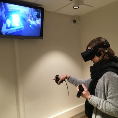Reporter Milja Ångerman försöker få en fjäril att sätta sig på hennes finger i den virtuella världen.