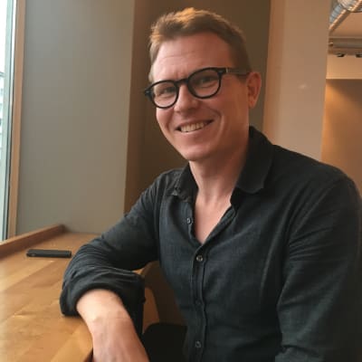 Pontus Högström på ett café i Munksnäs.