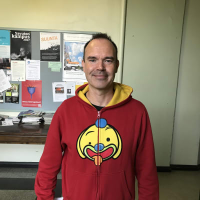Peter Vesterbacka iklädd röd tröja.