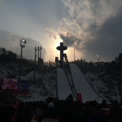 Solen går ner bakom Alpensia backhoppnignscenter i Pyeongchang.