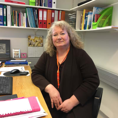 Teija Leppämäki sitter på sitt kontor. 