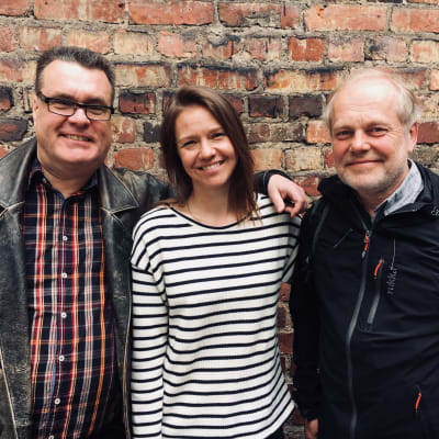 Mikael Crawford, programledare Sonja Kailassaari och familjeterapeuten Sauli Suominen står alla tre på rad.