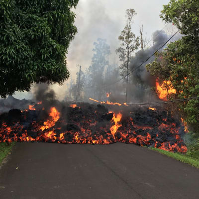 Det upptrappade utbrottet har skapat 10 nya sprickor i jordskorpan som sprutar ut lava i samhällen ett tiotal kilometer från kratern. 