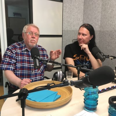 Lars Sund och Kjell Simosas diskuterar fågelskådning.