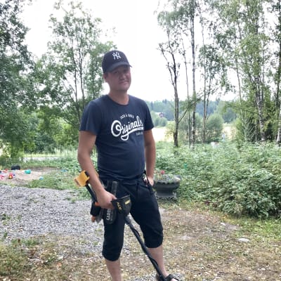 Roger Ehrström med sin metalldetektor.