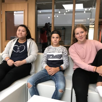 Tamika Laakso, Nikita Spånbo och Cajsa Kronström i Övernäs högstadieskolas elevråd tycker det finns både bra och mindre bra sidor då mobilfria dagar införs.