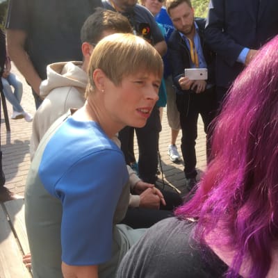 Estlands president Kersti Kaljulaid talar med en flicka på strandpromenaden i Narva.