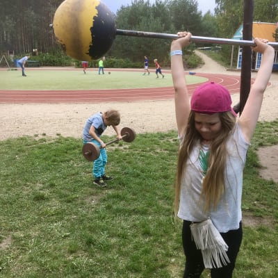 Barn lyfter tyngder på en lekstadion på Lottemaa temapark i södra Estland.