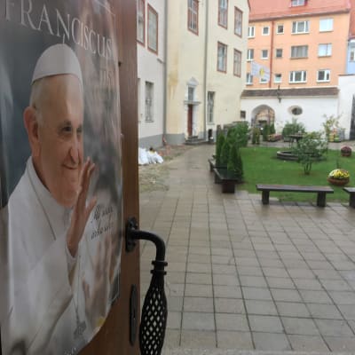 Plansch med bild på påve Franciskus på dörren till Peter-Paulkatedralen i Tallinn