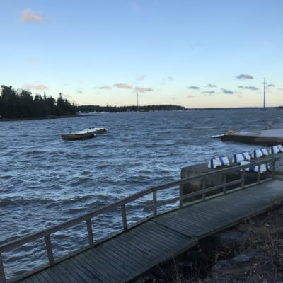 En flytbrygga i inre hamnen i Vasa har slitit sig i stormen 27.9