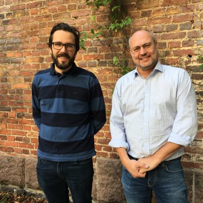Marek Salermo och Niklas Nylund utanför Efter Nio studion