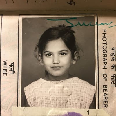 svartvitt passfoto på en liten flicka med mörkt hår och stora ögon