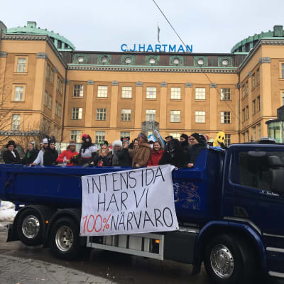Abiturienter på lastbilsflak firar penkis i Vasa.