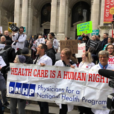 Hälsovård en mänsklig rättighet, är texten på läkarnas banderoll, bibliotekstrappan, New York