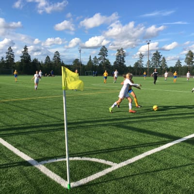 Juniorer spelar fotboll på konstgräsplan i Ingå.