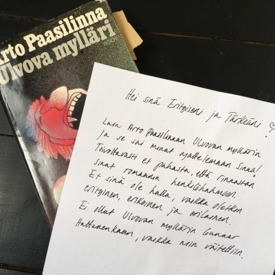 Arto Paasilinnan romaani Ulvova mylläri, jonka päällä on sen innoittamana syntynyt kirje.