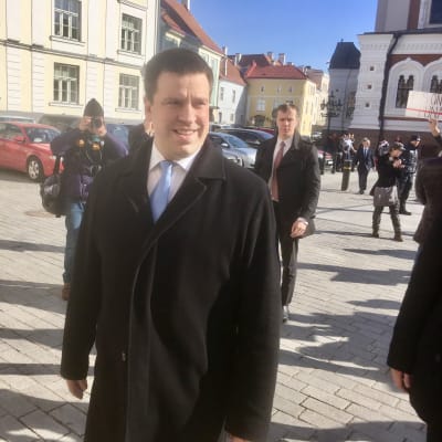 Estlands premiärminister Jüri Ratas anländer till Dombergets slott där det estniska parlamentet Riigikogu sammanträder.
