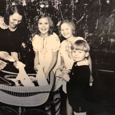 Maria Åkerblom med barn och hundvalp.