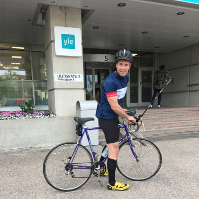 Daniel Olin står klar i full cykelmundering i Böle för att cykla 85 km till Karis.