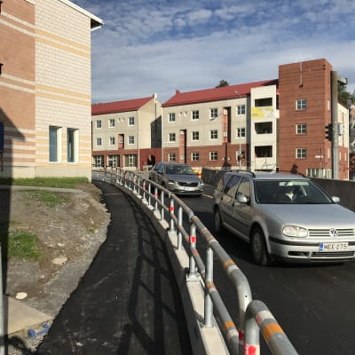 Smal cykelväg invid trafikerad väg