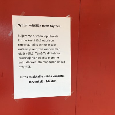 en skylt med text på finska om att företaget är irriterade över ungdomar och besvikna på polisen.