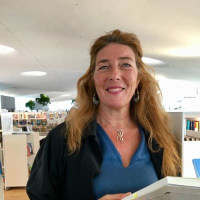 Henrika Andersson på biblioteket Ode i Helsingfors.