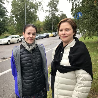 Maria Carlsson och Katja Creutz står vid Brändö Parkväg.