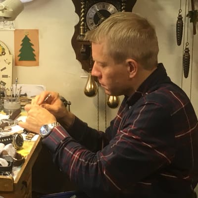Eric Roos vid sitt arbetsbord