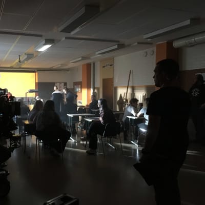 Tv-inspelning pågår i ett klassrum.