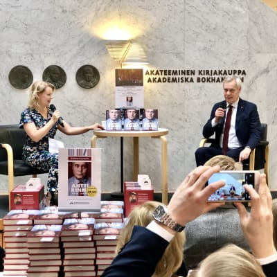 Antti Rinne i bokhandeln med publik.