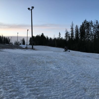 Uuperinrinteillä Haminassa somparinne on jo suurelta osin saatu lumetettua, mutta muut rinteet ovat vielä ilman lunta.