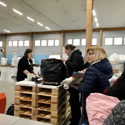 Personalen tar betalt per kilo för textilavfallet.