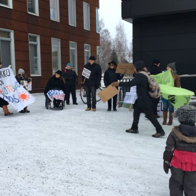 Mielenosoitus Hietasaaren kaavoitukseen liittyen Oulun ympäristötalon pihalla 7.2.2020.