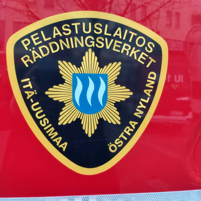 Räddningsverket emblem på brandbil.