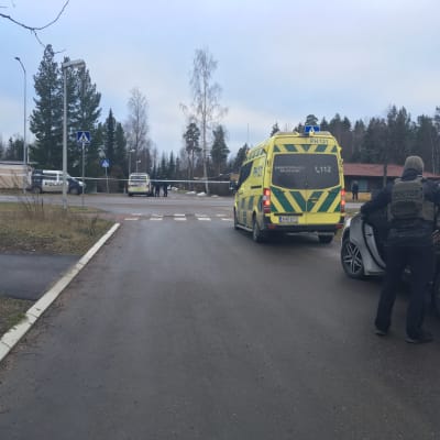 Poliser och en abulans har spärrat av ett område i Lahtis. En läkare med skottsäker väst syns på höger sida.
