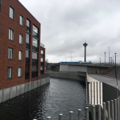 Kanava Ranta-Tampellan uudella asuinalueella Tampereella. Taustalla näkyy Näsinneula.
