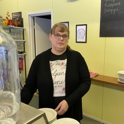 Kahvilayrittäjä Sari Makkonen työn touhussa.